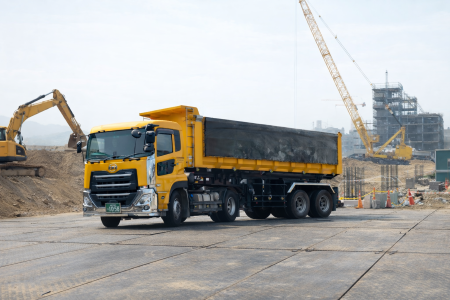 2軸仕様のトレーラーにより狭い場内でも旋回しやすいイメージ